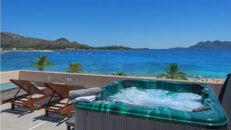 Modern style penthouse with amazing beach and sea views for sale in Pollensa, on the north of Mallorca. — photo 12