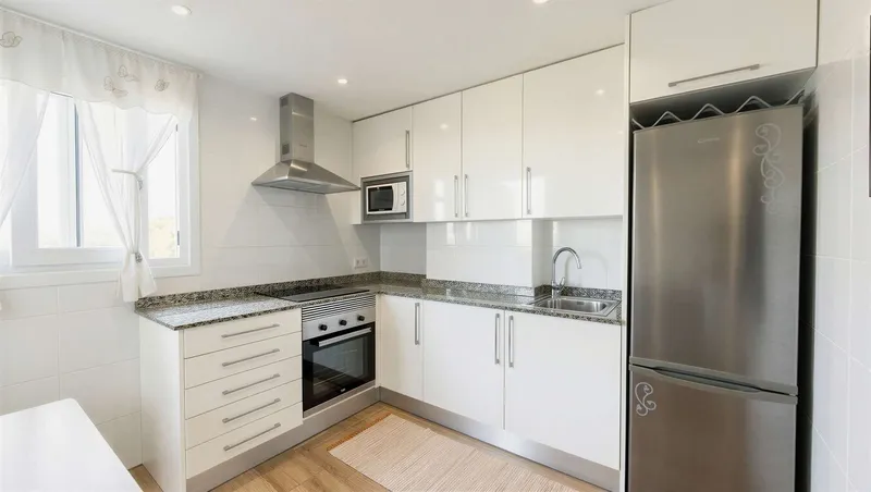 Charming apartment with plenty of natural light and a balcony — photo 7