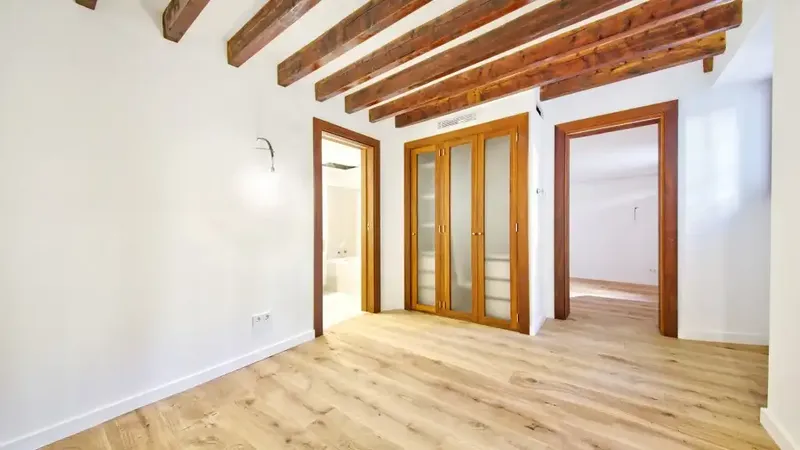 Located in the most valued area of the Old Town of Palma de Mallorca, near the wall and the famous Cathedral, this apartment — photo 12