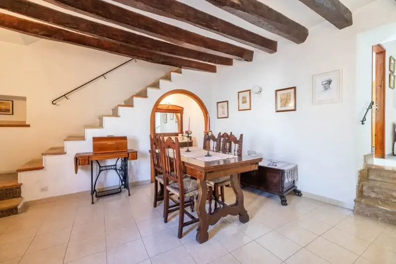 Traditional townhouse with authentic character for sale in the heart of the old town of Pollensa, a short distance from — photo 3