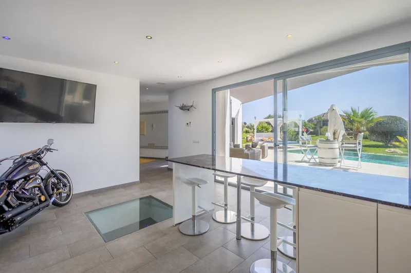 Modern and sunny villa with beautiful sea views located just minutes from Cala LLombards — photo 12
