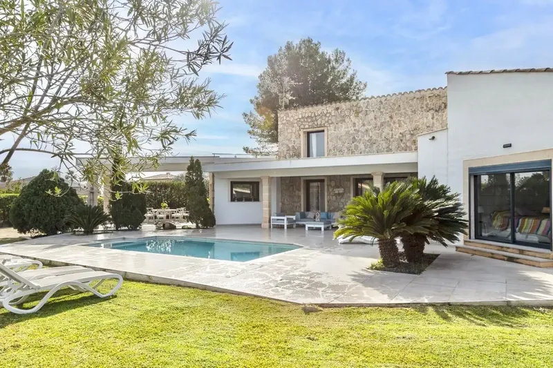 Preciosa villa de 186m2 construidos en un increíble terreno de 2.000m2. La finca se distribuye en un amplio salón comedor con chimenea con a — photo 2