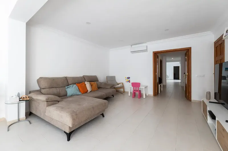 Si buscas una vivienda amplia, luminosa y cerca del mar, esta propiedad en El Arenal puede ser una excelente oportunidad. — photo 1