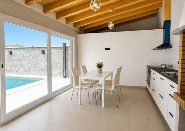 Flat / apartment in Llubi — photo 4
