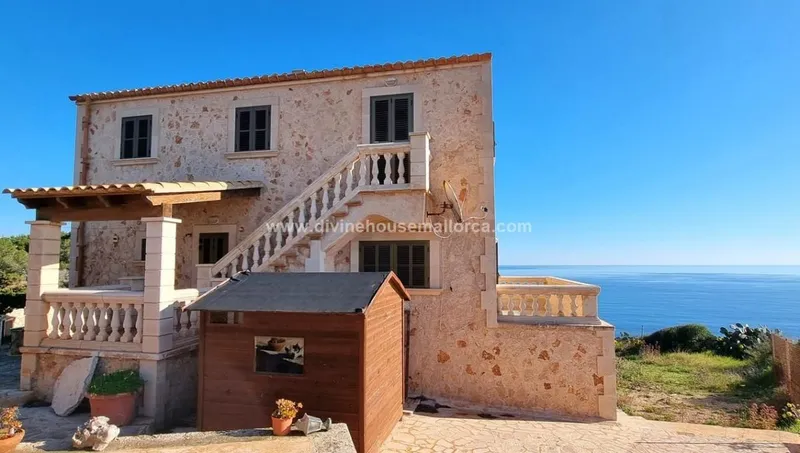 Chalet on the front line in Cala Llombards with tourist rental license — photo 9