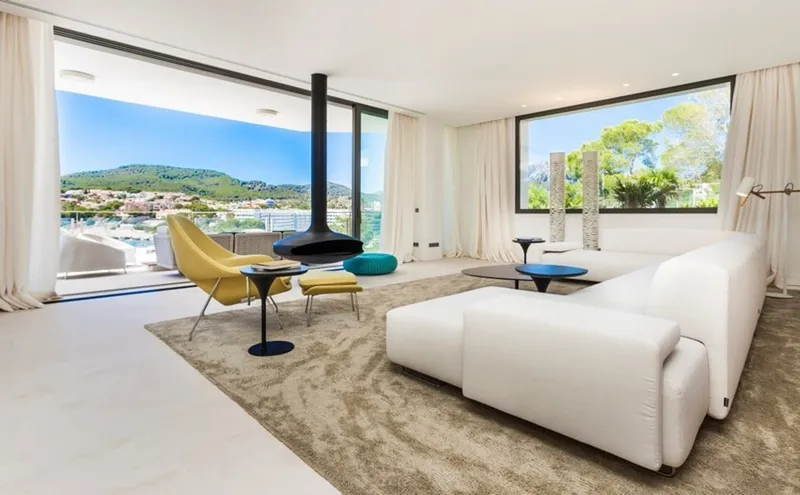 Holiday and seasonal rental: Villa with sea access in Camp de Mar — photo 2