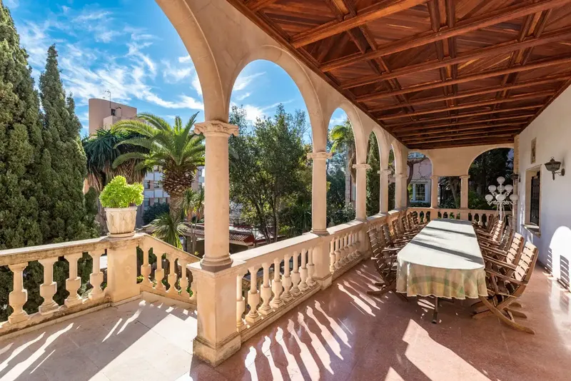 This beautiful classic Mallorcan style villa in Palma de Mallorca is located in a privileged and quiet residential area in the prestigious — photo 2