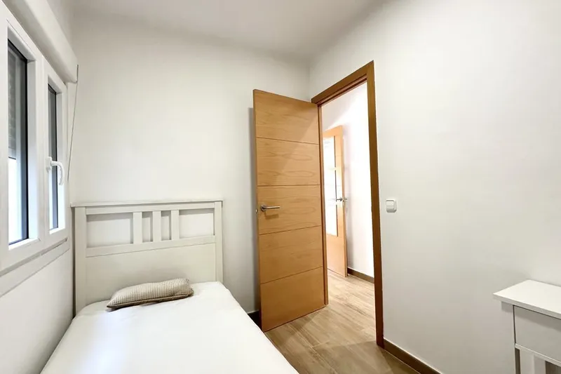 Renovated 2-bedroom flat close to the beach in Portixol — photo 12