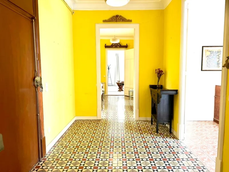 180 sqm Old Town apartment: four bedrooms, original tiles and beams, private terrace — photo 5