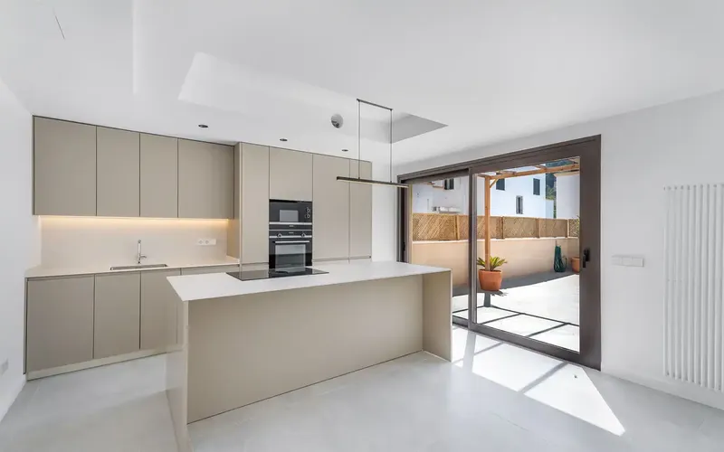 This wonderful newly built duplex with sea and mountain views is located a few steps from the beach and the marina — photo 3