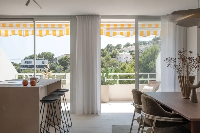 Discover refined coastal living with this exceptional triplex penthouse on Carrer de Barranc. With 170 m², this bright home — photo 3