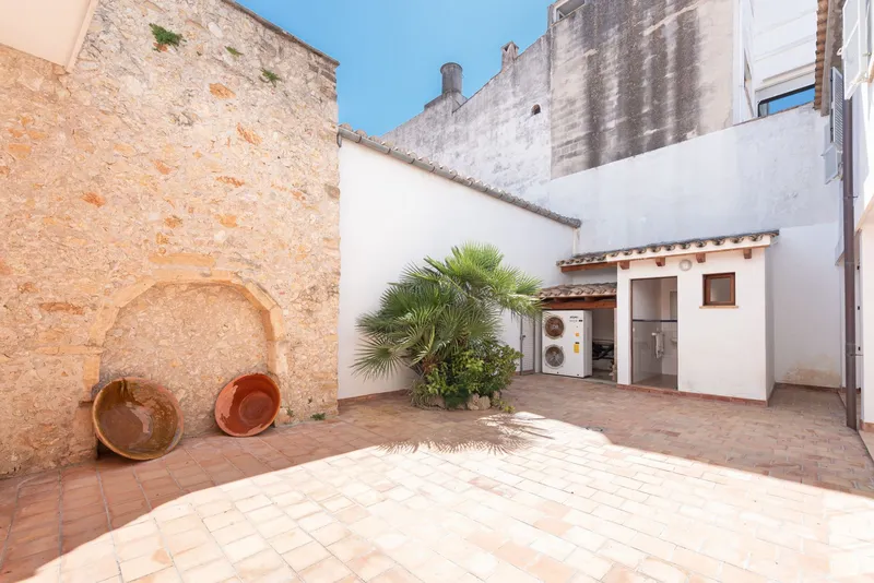 Magnificent village town house with patio and large garage located in the heart of Pollença, the old town — photo 2