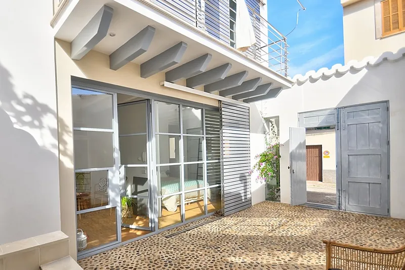 Townhouse in Portocolom Old Town with patio, lift and roof terrace — photo 1