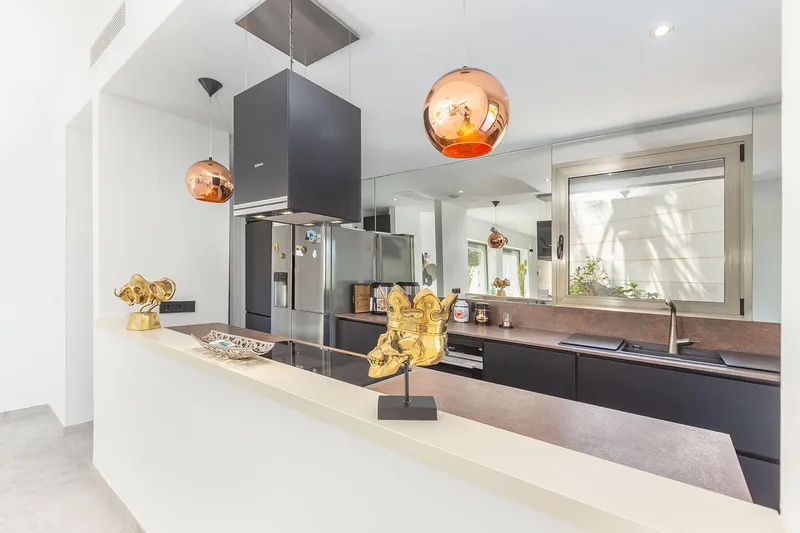 Elegant family villa in exclusive residential location near the center — photo 8