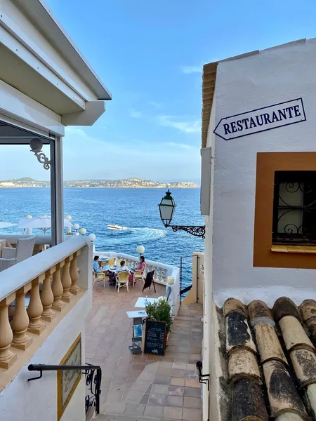 Historic restaurant on the first line of the sea with terrace and pool — photo 12