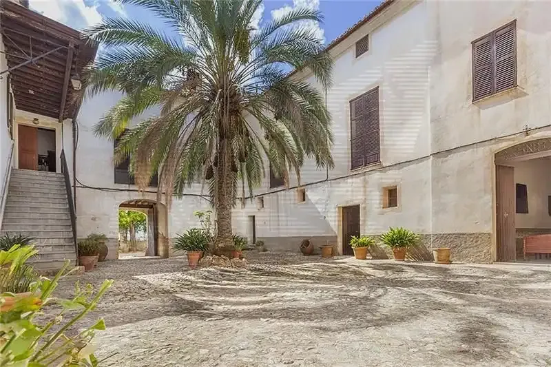 Mallorcan estate with several buildings on a plot of approx. 863,401 m2. The main house of approx. 2,051 m2 built — photo 2