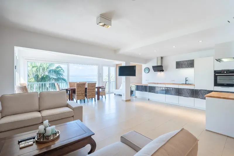 Discover this spectacular 180 m2 flat on the beachfront in Arenal de Llucmajor, where every day ends with a sunset — photo 7