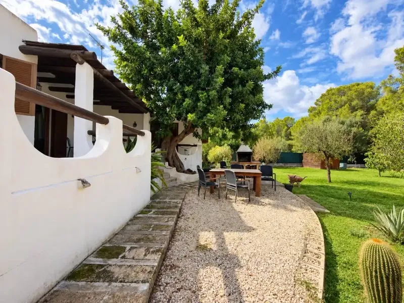 Situada en una amplia parcela de aproximadamente 4.460 m², esta encantadora casa de una sola planta disfruta de un entorno rural idílico rod — photo 8
