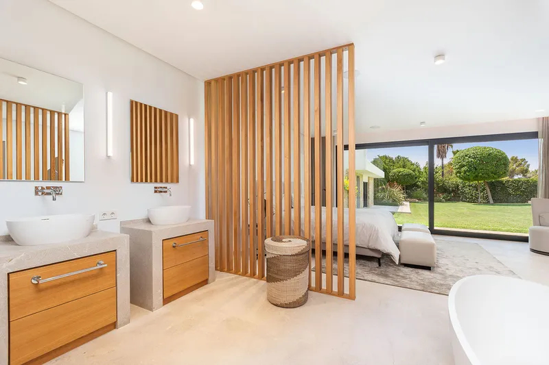 Modern sea-view villa with separate guest area — photo 10