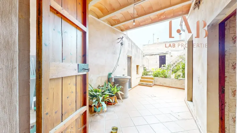 We present this interesting property consisting of two completely independent homes, each with its own access, making it — photo 2