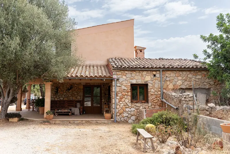 Discover the authentic essence of the Mallorcan countryside with this charming rustic finca located in Lloseta, enjoying spectacular views — photo 1