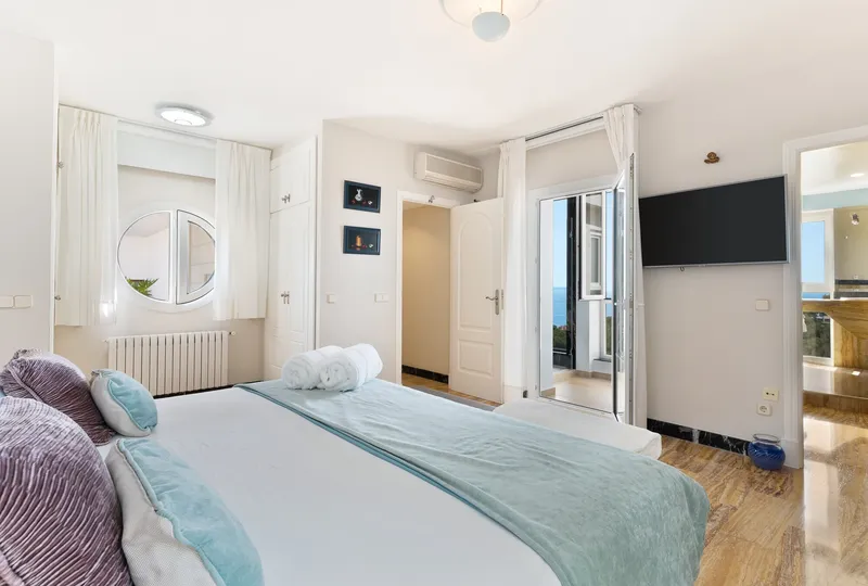 Vacation rental: Designer villa for rent by weeks in Cas Català — photo 10