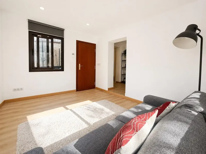 Just a few steps from the sea, in a residential and quiet area of Magaluf, this bright and fully renovated home is located — photo 8