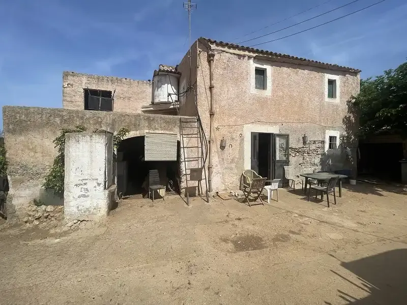 Old farmhouse for total renovation — photo 1