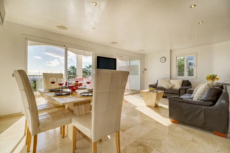 Frontline apartment with panoramic sea and marina views — photo 9