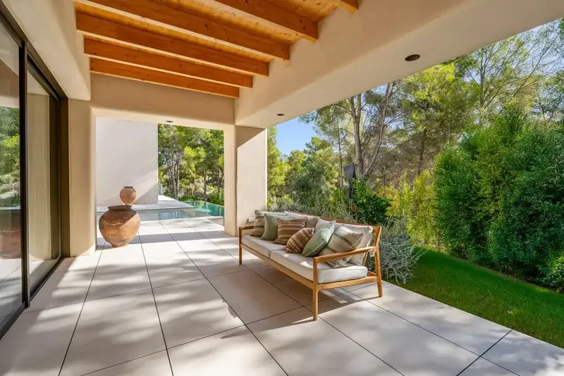 Esta villa de nueva construcción en venta en Cala Vinyes combina amplias proporciones, materiales cuidadosamente seleccionados y avanzadas s — photo 5