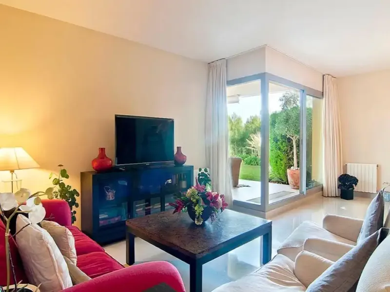 Elegant ground floor apartment in an impressive residence in Sol de Mallorca, a small coastal town in the southwest of Mallorca — photo 2