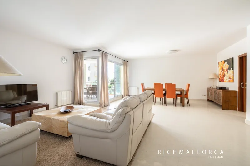 Spacious 4-bedroom apartment with terrace and sea views in Sol de Mallorca — photo 2