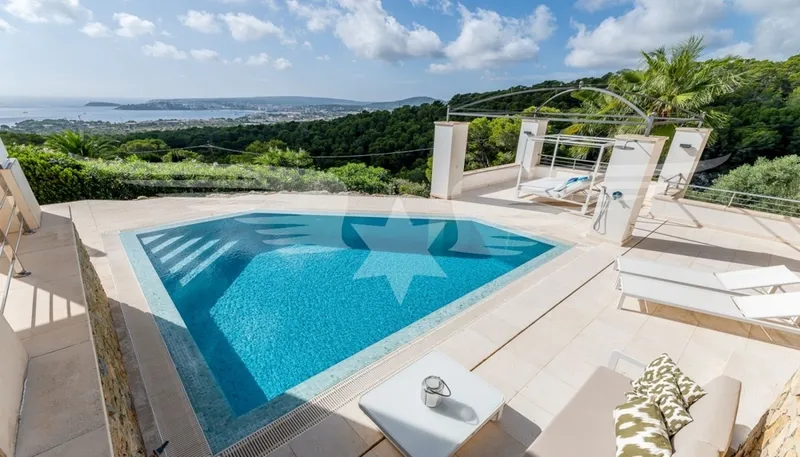 Light-flooded sea view villa in a prime location — photo 1