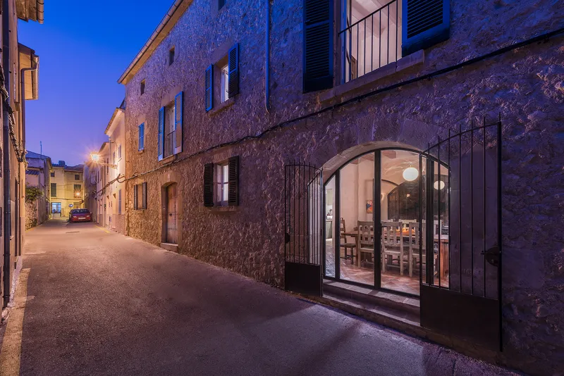 Town house for sale in Pollença, Mallorca, with landscaped patio garden and ETV holiday rental licence. A charming 4-bedroom property located in the heart of the old town. — photo 8