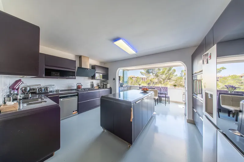 Sea-view villa with development potential in a prime location — photo 12