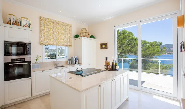 Spectacular villa on the seafront in Torrenova — photo 7