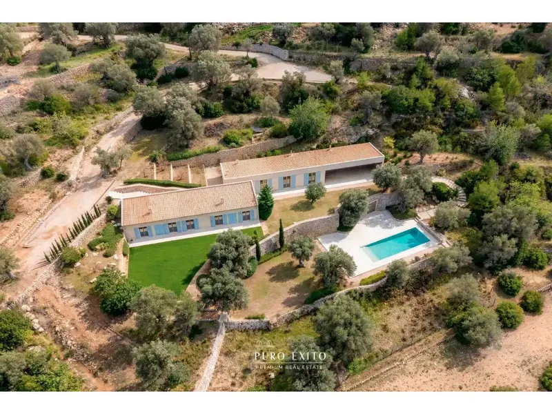 Located in the heart of the Sierra de Tramuntana, a UNESCO World Heritage Site, this property offers an exceptional combination — photo 1
