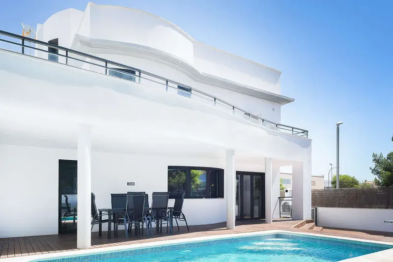 In a highly sought-after location in Can Pastilla, just steps from the sea, two identical semi-detached houses are for sale, each for €1,600,000, both — photo 2