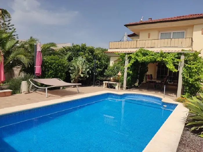 Detached house with garden and pool — photo 1