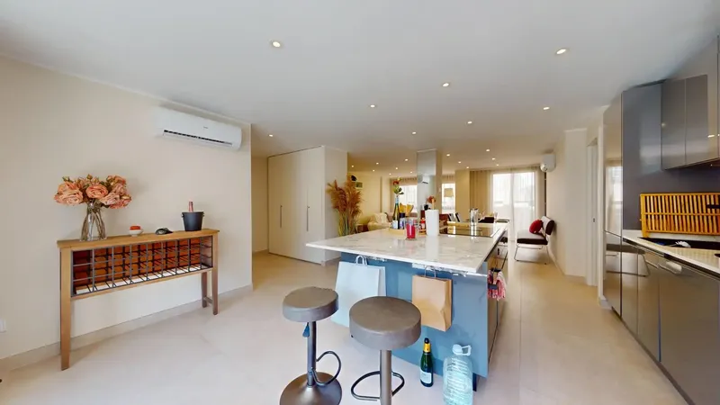 Located next to the emblematic Plaza España and just minutes from Plaza Patines, this exclusive, completely renovated apartment enjoys — photo 9