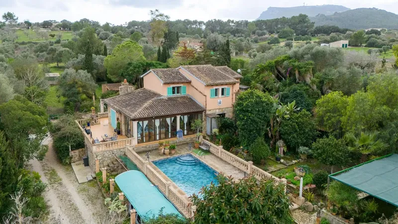 Vivir rodeado de naturaleza, disfrutar de privacidad y tener un espacio propio donde desconectar es posible. Esta finca rústica totalmente l — photo 1