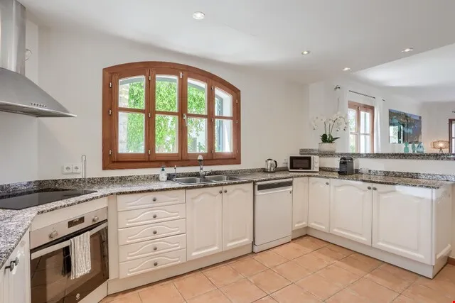 Coastal three-bedroom villa for sale with holiday licence in Llucmajor — photo 7
