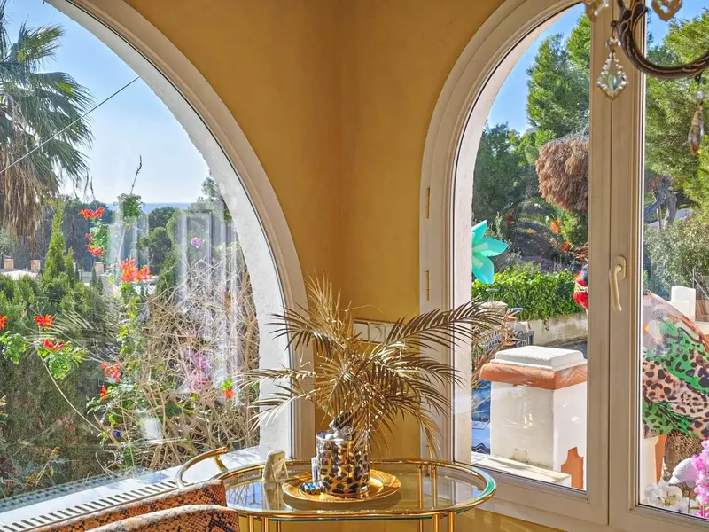 At first glance, this exceptional property captivates with its unique atmosphere. Its privileged location near the sea, its sunny terraces and — photo 6