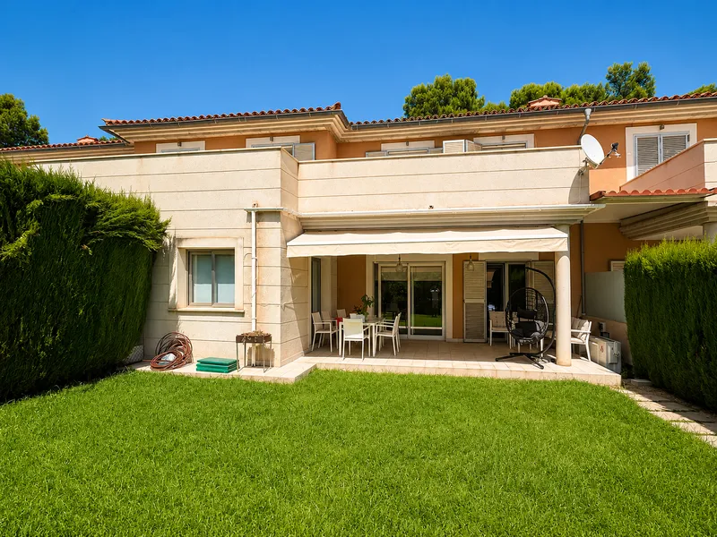Spacious townhouse with private garden and pool in Cala Vinyas — photo 4