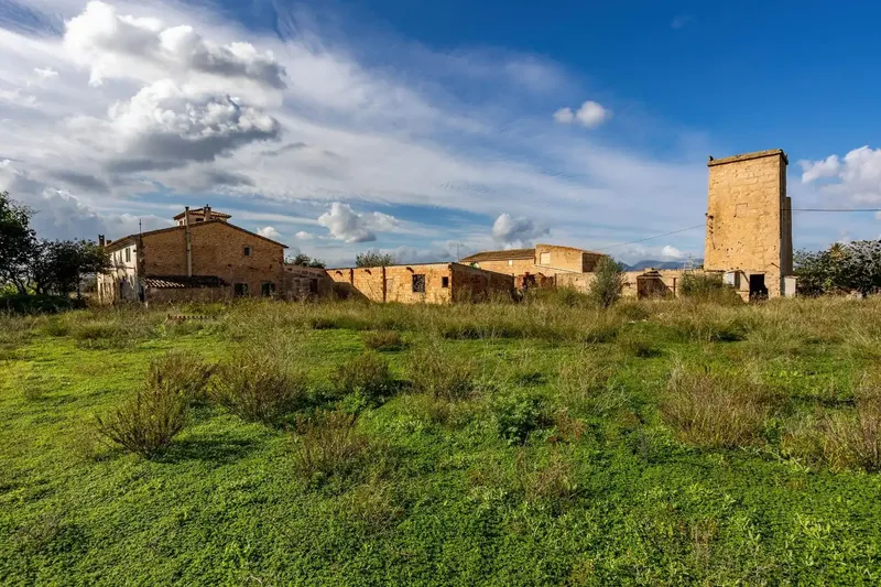 Exclusive Farmhouse for Renovation in Palma de Mallorca – Plot of 34,000 m² with Immense Potential — photo 1