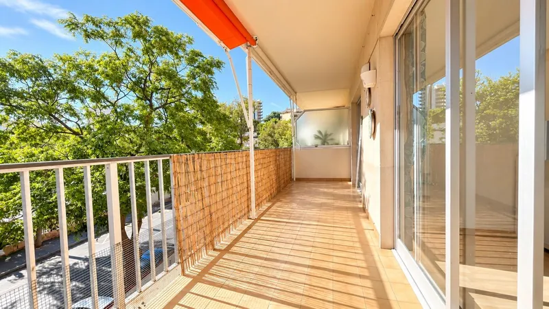 Piso con terraza en segunda línea de mar en Palmanova — photo 11