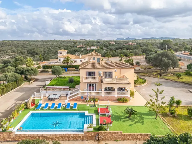 In the heart of S'Aranjassa, on an impressive rustic plot of 7,706 m2, stands this unique property, a one-of-a-kind residence that — photo 2