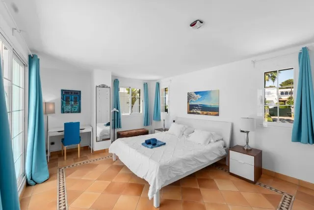 Frontline beach villa with sea views for sale in Cala d'Or, Southeast Mallorca — photo 10