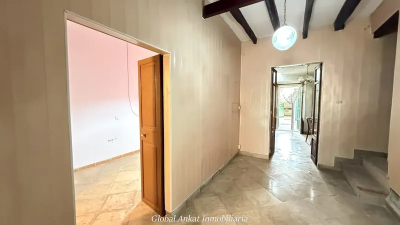 This 258 m² townhouse, distributed over three floors on a 163 m² plot, offers endless possibilities to — photo 5
