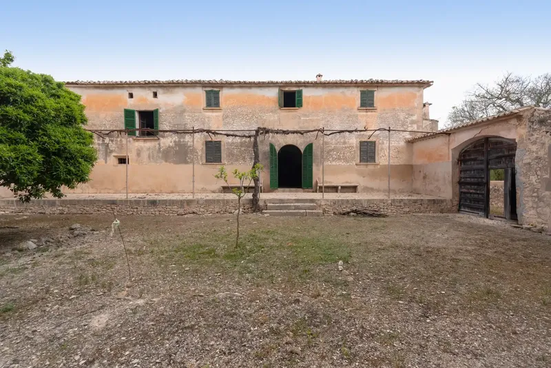 This majestic 16th-century property, with an area of 546,661 m², offers a unique and historic setting. — photo 3